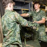 Student VeVa logistiek in een magazijn bij Defensie.