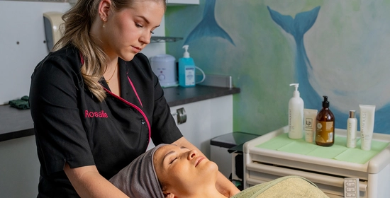 Student voert een massagetechniek uit