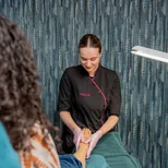 Student voert een pedicurebehandeling uit