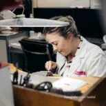 Oud-student Anne van Kampen, goudsmid en horlogemaker