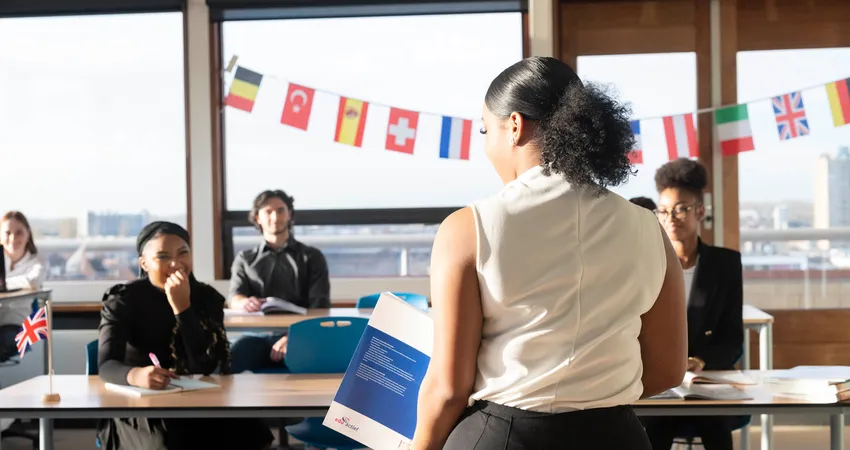 mbo student International Management Assistant geeft een presentatie