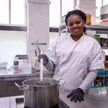 Assistent horeca in keuken bij pan
