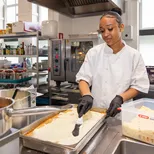 student maakt lasagne