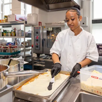 student maakt lasagne