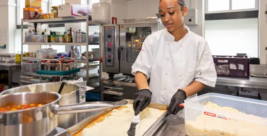 student maakt lasagne