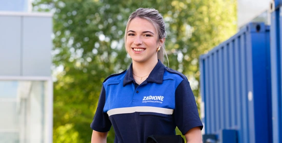 Student Handhaver Toezicht en Veiligheid poseert in uniform.