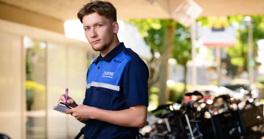 Student Handhaver Toezicht en Veiligheid controleert fietsenstalling