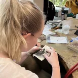 Student Vakschool Schoonhoven Winnaar Publieksprijs CODA Paper Art Sieraden Challenge 2025