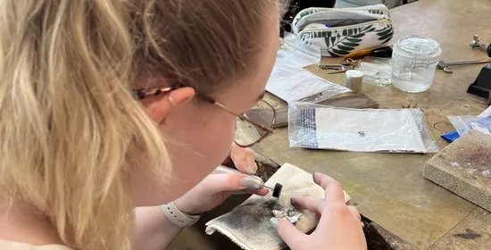 Student Vakschool Schoonhoven Winnaar Publieksprijs CODA Paper Art Sieraden Challenge 2025