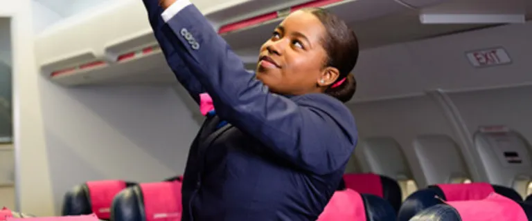 Stewardess in vliegtuig