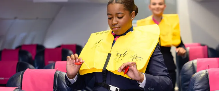 stewardess geef instructies 