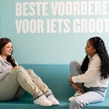 Studentes zitten samen op blauwe bank