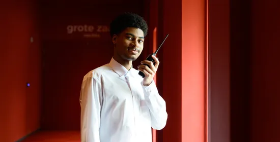 student facilitaire opleiding met portofoon