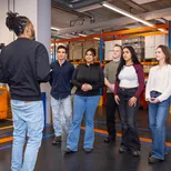 Logistiek in magazijn in Rotterdam. Studenten komen samen voor meeting