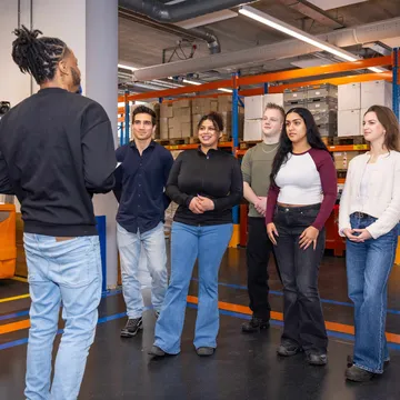 Logistiek in magazijn in Rotterdam. Studenten komen samen voor meeting