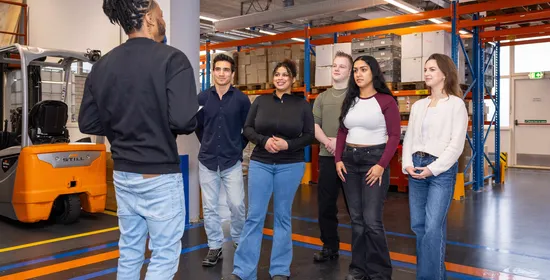Logistiek in magazijn in Rotterdam. Studenten komen samen voor meeting