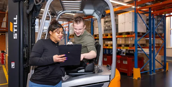 Logistiek manager houdt overzicht in magazijn.