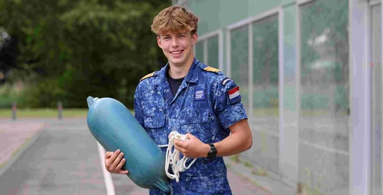 Student maritiem poseert op Campusplein.