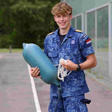 Student maritiem poseert op Campusplein.
