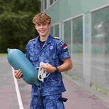 Student maritiem poseert op Campusplein.