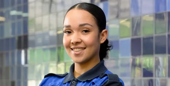 Student beveiliger 2 poseert bij het openbaar vervoer