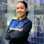 Student beveiliger 2 poseert bij het openbaar vervoer