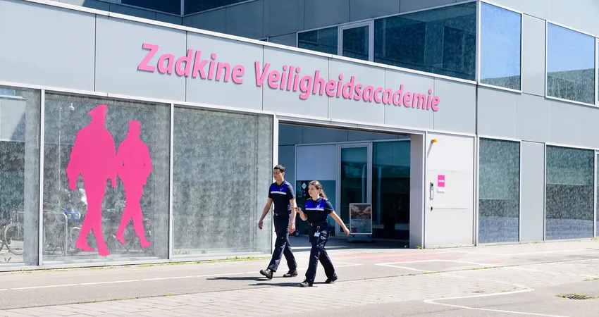 Stagiaires Beveiliger beveiligen terrein Zadkine Veiligheidsacademie. 