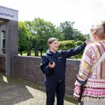 Beveiliger voor gemeentehuis helpt bezoeker