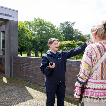 Beveiliger voor gemeentehuis helpt bezoeker