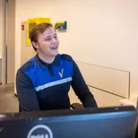 Beveiliger bij balie wijst de weg