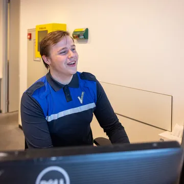 Beveiliger bij balie wijst de weg