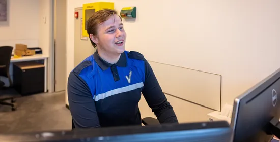 Beveiliger bij balie wijst de weg