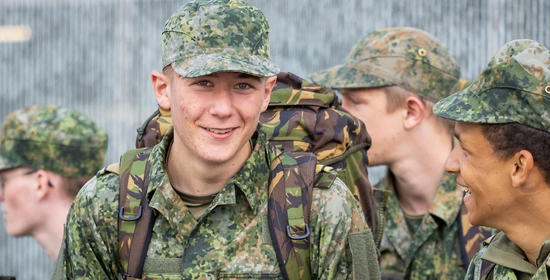Studenten Grondoptreden maken zich klaar voor een mars. 