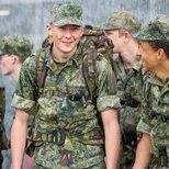 Studenten Grondoptreden maken zich klaar voor een mars. 