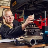 Technische studente in de bedrijfsautowerkplaats.