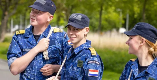 Studenten VeVa-Maritiem in uniform oefenen buiten met knopen en touwgooien. 