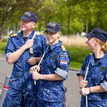Studenten VeVa-Maritiem in uniform oefenen buiten met knopen en touwgooien. 