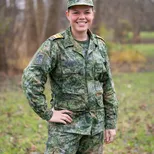 Student VeVa Grondoptreden 3 poseert in de natuur.