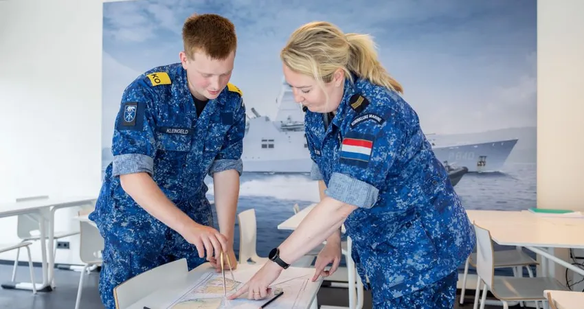 VeVa Maritiem student krijgt les in theorielokaal