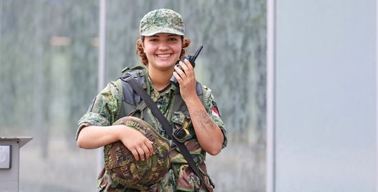 Student VeVa Beveiliging poseert op de Campus