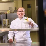 Zelfstandig werkend kok aan het werk