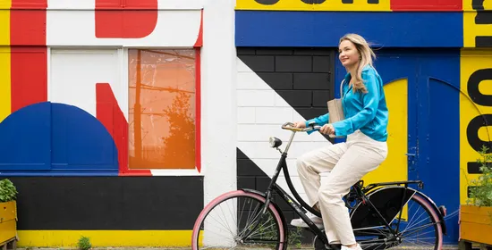 Zadkine student fietst door Rotterdam