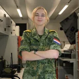 Student VeVa ICT poseert in mobiele ICT post
