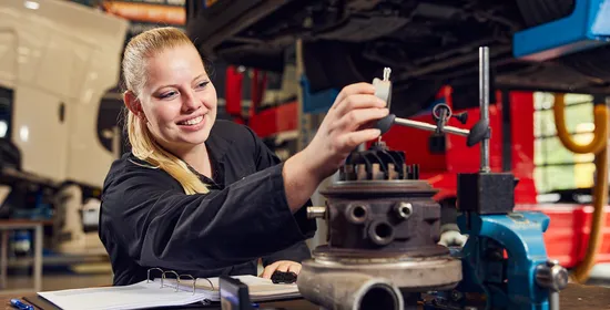Student VeVa Bedrijfsautotechniek aan het werk in de werkplaats.