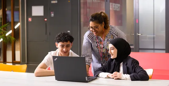 Studiekiezers die opleidingen vergelijken