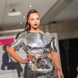 Een student op de catwalk tijdens de Zadkine Wintermodeshow