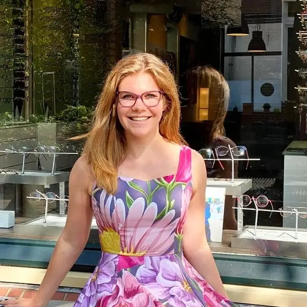 Sarah van Wijk, voor haar winkel Saar optiek