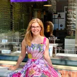 Sarah van Wijk, voor haar winkel Saar optiek