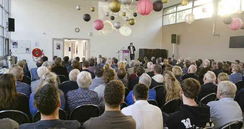 Volle bak op Vakschool Schoonhoven bij de viering van 100 jaar Uurwerktechniek