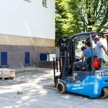 Blauwe heftruck op schoolplein